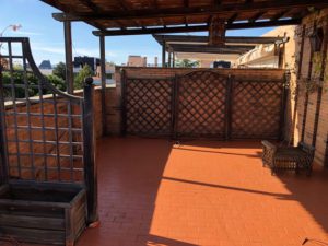 foto de una terraza antes de hacer a reforma con Abierto al Jardín en Soto de la Moraleja