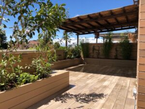 foto de la reforma finalizada de una terraza en Soto de la Moraleja,, realizada por Abierto al Jardín