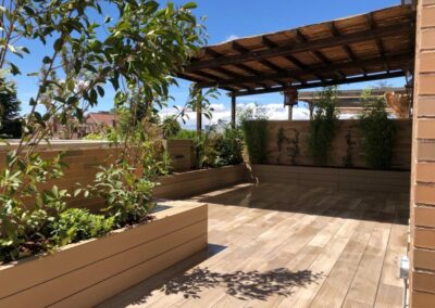 foto de la reforma finalizada de una terraza en Soto de la Moraleja,, realizada por Abierto al Jardín