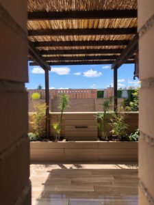 foto de la reforma finalizada de una terraza en Soto de la Moraleja,, realizada por Abierto al Jardín