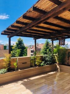 foto de la reforma finalizada de una terraza en Soto de la Moraleja,, realizada por Abierto al Jardín