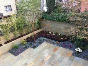 patio en Príncipe Pio XII realizado por Abierto al Jardín