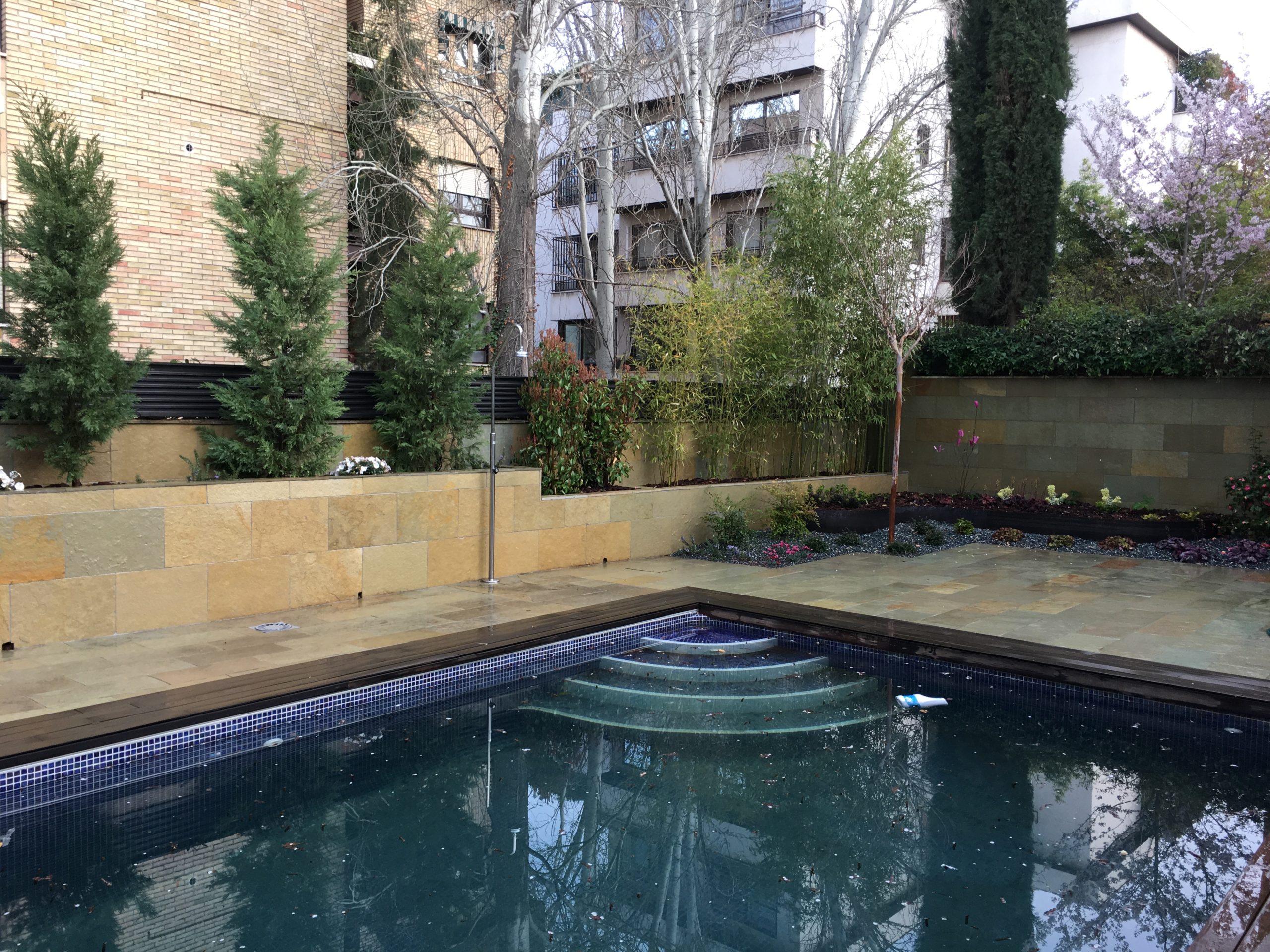 patio en Príncipe Pio XII realizado por Abierto al Jardín