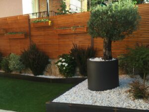 reforma de un patio realizado por la empresa de paisajismo Abierto al Jardín en Puerta de Hierro