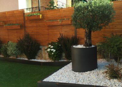 reforma de un patio realizado por la empresa de paisajismo Abierto al Jardín en Puerta de Hierro