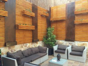 reforma de un patio realizado por la empresa de paisajismo Abierto al Jardín en Puerta de Hierro