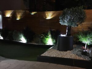 reforma de un patio realizado por la empresa de paisajismo Abierto al Jardín en Puerta de Hierro