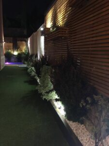 reforma de un patio realizado por la empresa de paisajismo Abierto al Jardín en Puerta de Hierro