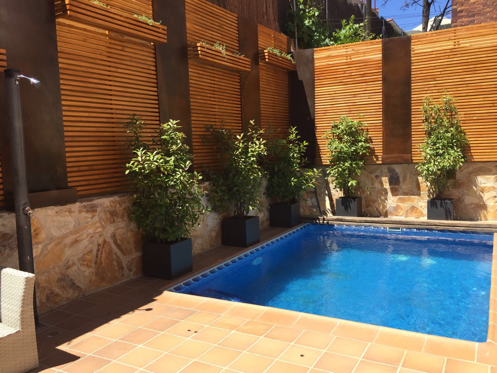 reforma de un patio realizado por la empresa de paisajismo Abierto al Jardín en Puerta de Hierro