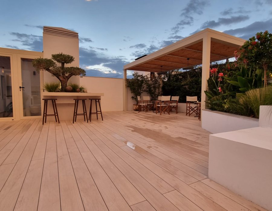 Barra exterior junto a olivo al atardecer en ático en Castellana, Madrid — Abierto al Jardín