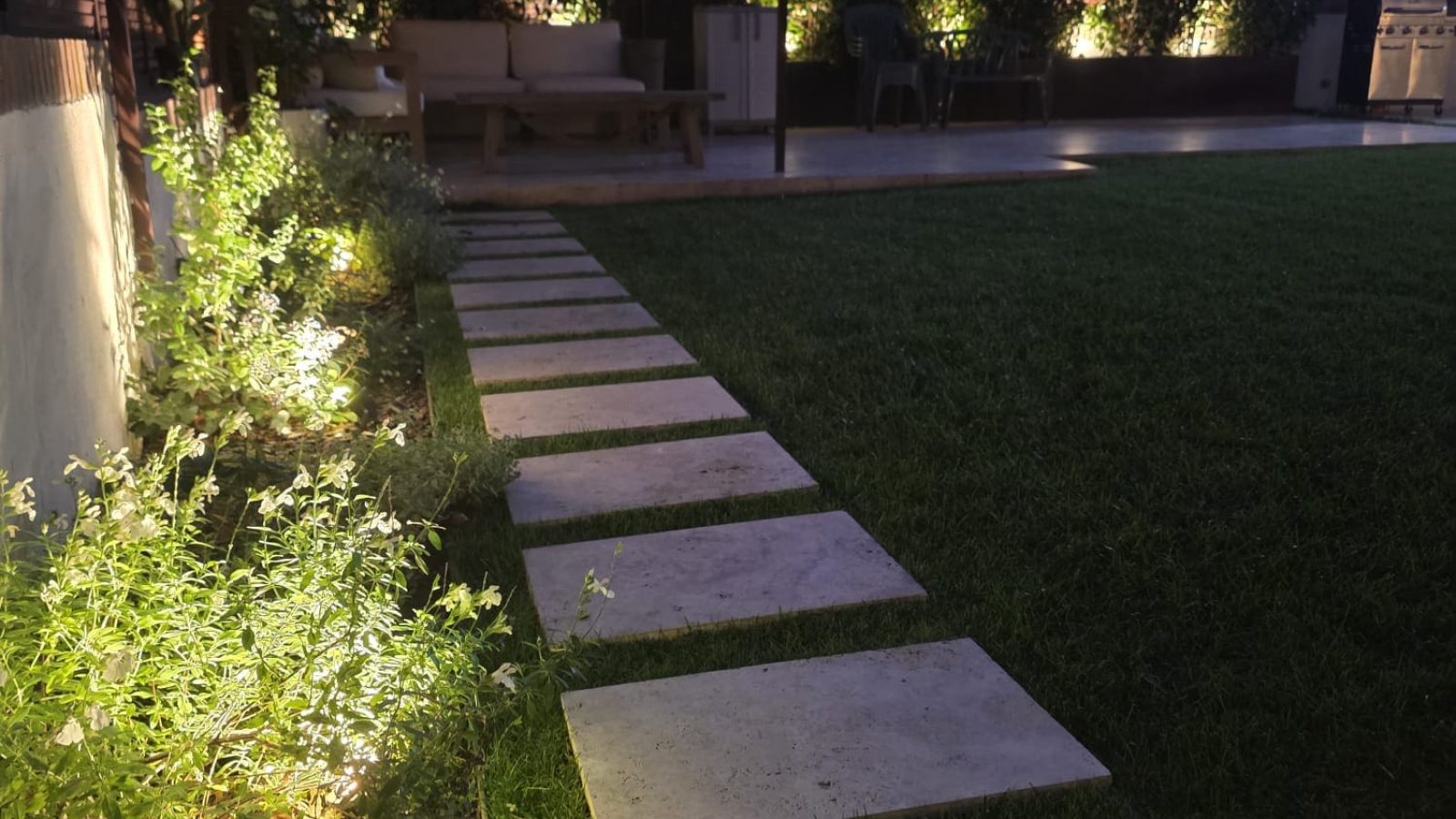 camino-losas-iluminado-parterre-salvia-cenador-atardecer-las-rozas
