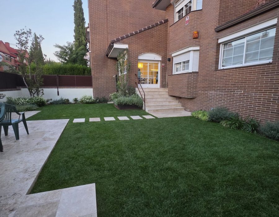 cesped-escalera-travertino-acceso-vivienda-jardinera-corten-las-rozas
