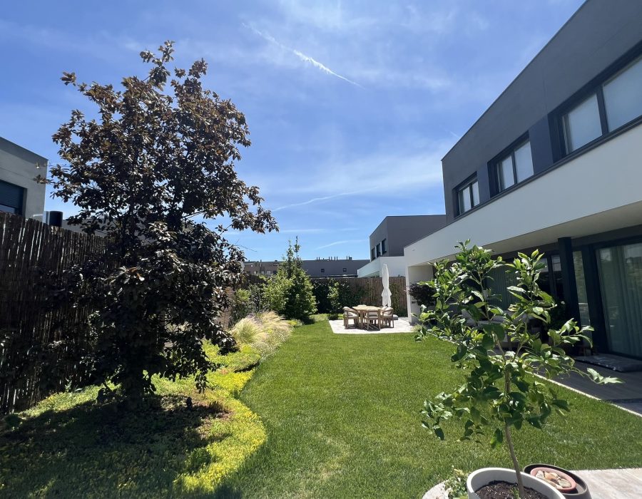 Proyecto de diseño de jardín en vivienda unifamiliar en Corredor del Henares, Madrid — Abierto al Jardín