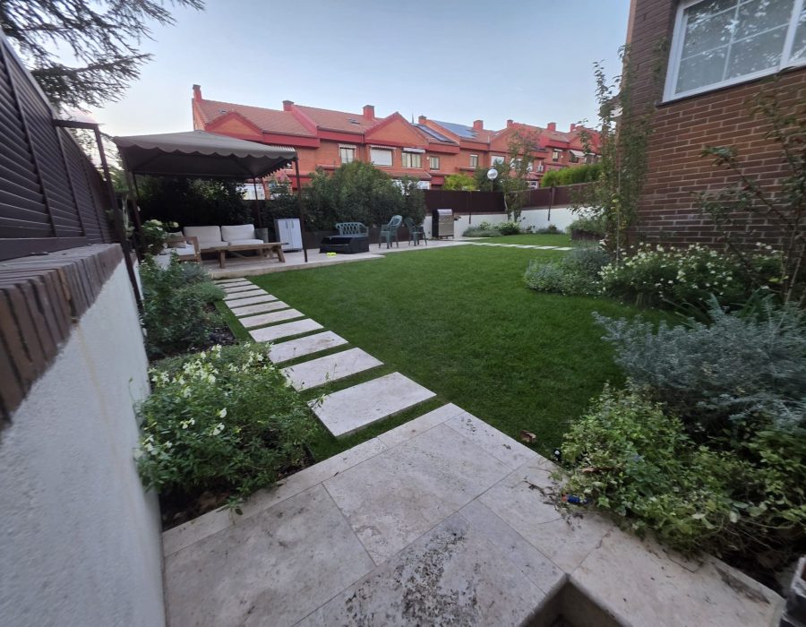 jardin-cesped-camino-losas-travertino-zona-estar-cenador-las-rozas