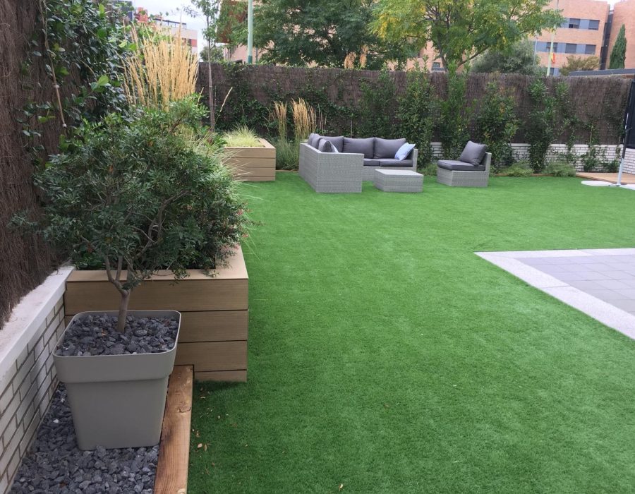 Jardín terminado con zona de sofá exterior en bajo en Pozuelo, Madrid — Abierto al Jardín