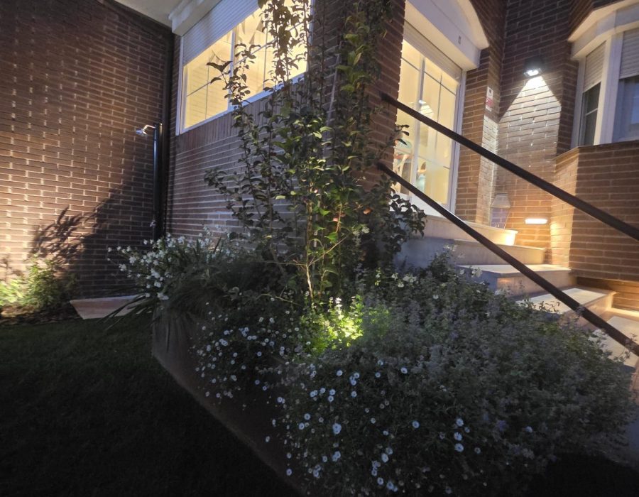 jardinera-corten-flores-blancas-foco-empotrado-noche-las-rozas
