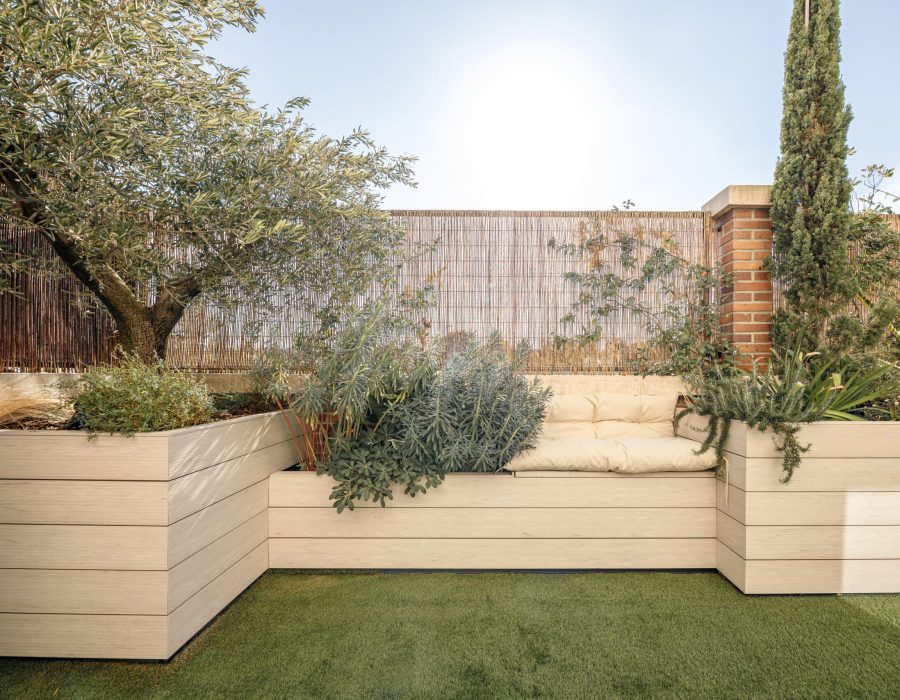 olivo-jardineras-composite-rincon-banco-madrid