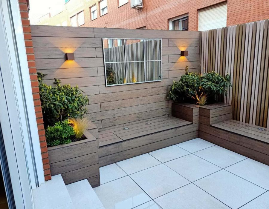 Panelado de madera con banco integrado y jardineras en terraza en San Sebastián de los Reyes — Abierto al Jardín