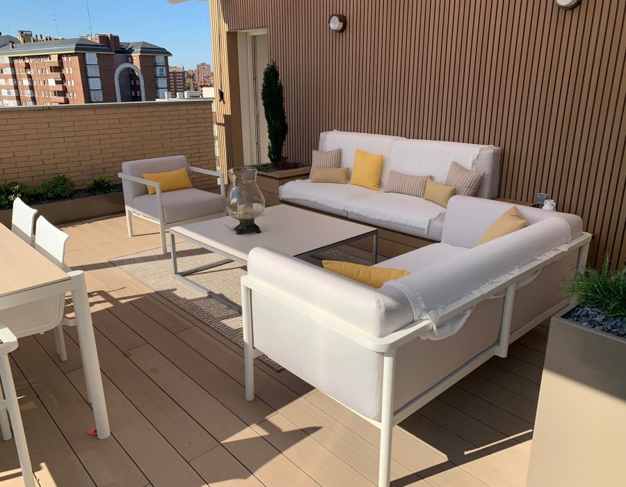 Salón exterior visto desde la zona de comedor en ático en Puerta de Hierro, Madrid — Abierto al Jardín