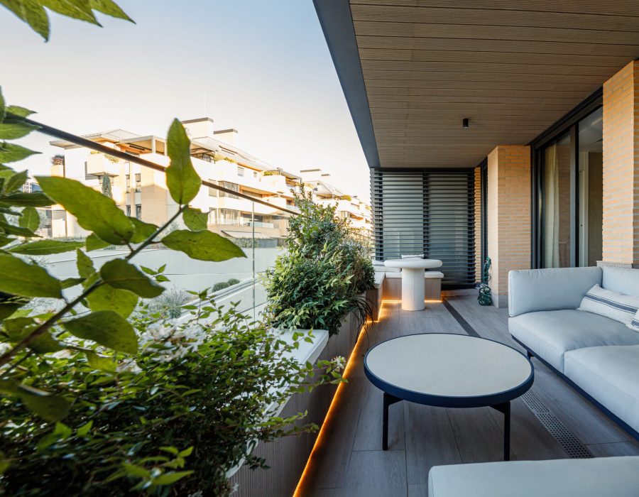 terraza-alargada-jardinera-banco-mesa-blanca-techo-madera-majadahonda