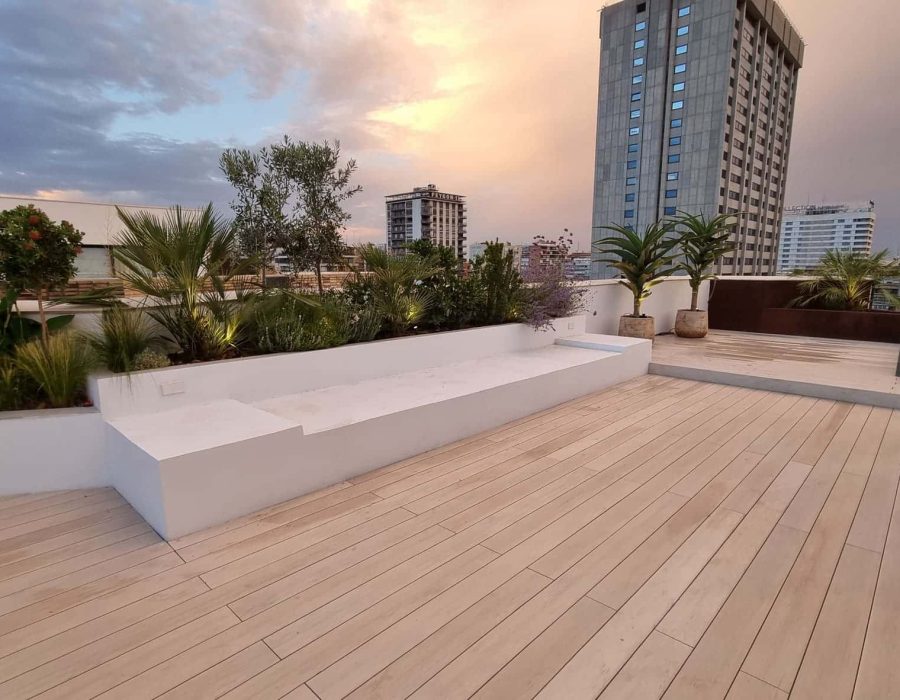 Diseño de jardín y terraza en ático en Castellana, Madrid — Abierto al Jardín