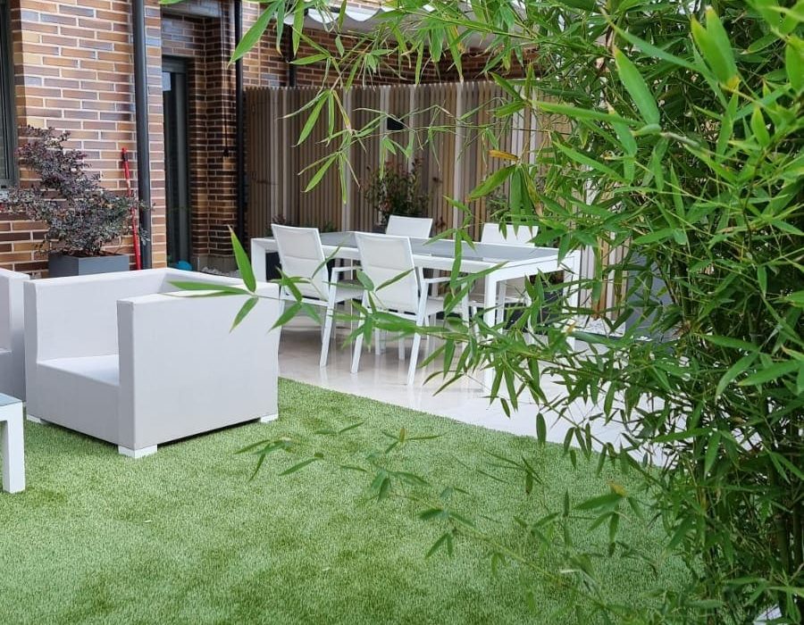 terraza con cerramiento de listones de madera y jardineras en Boadilla del Monte, Madrid — Abierto al Jardín