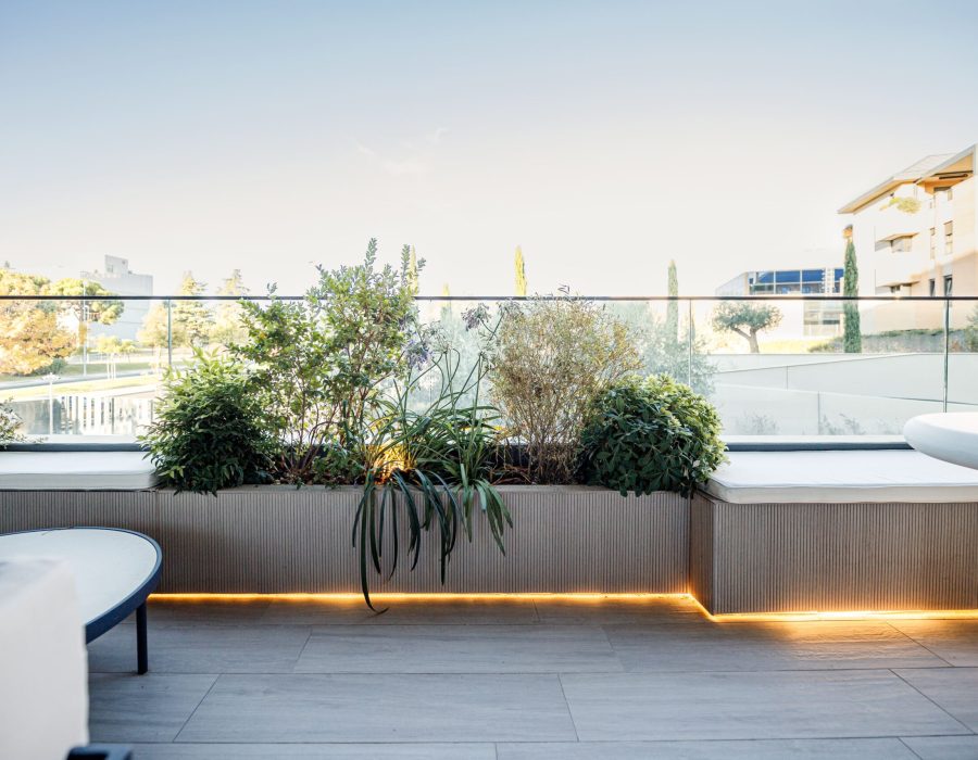 Jardinera y banco con tira led integrada junto a barandilla de cristal en una terraza de Majadahonda, Madrid — Abierto al Jardín