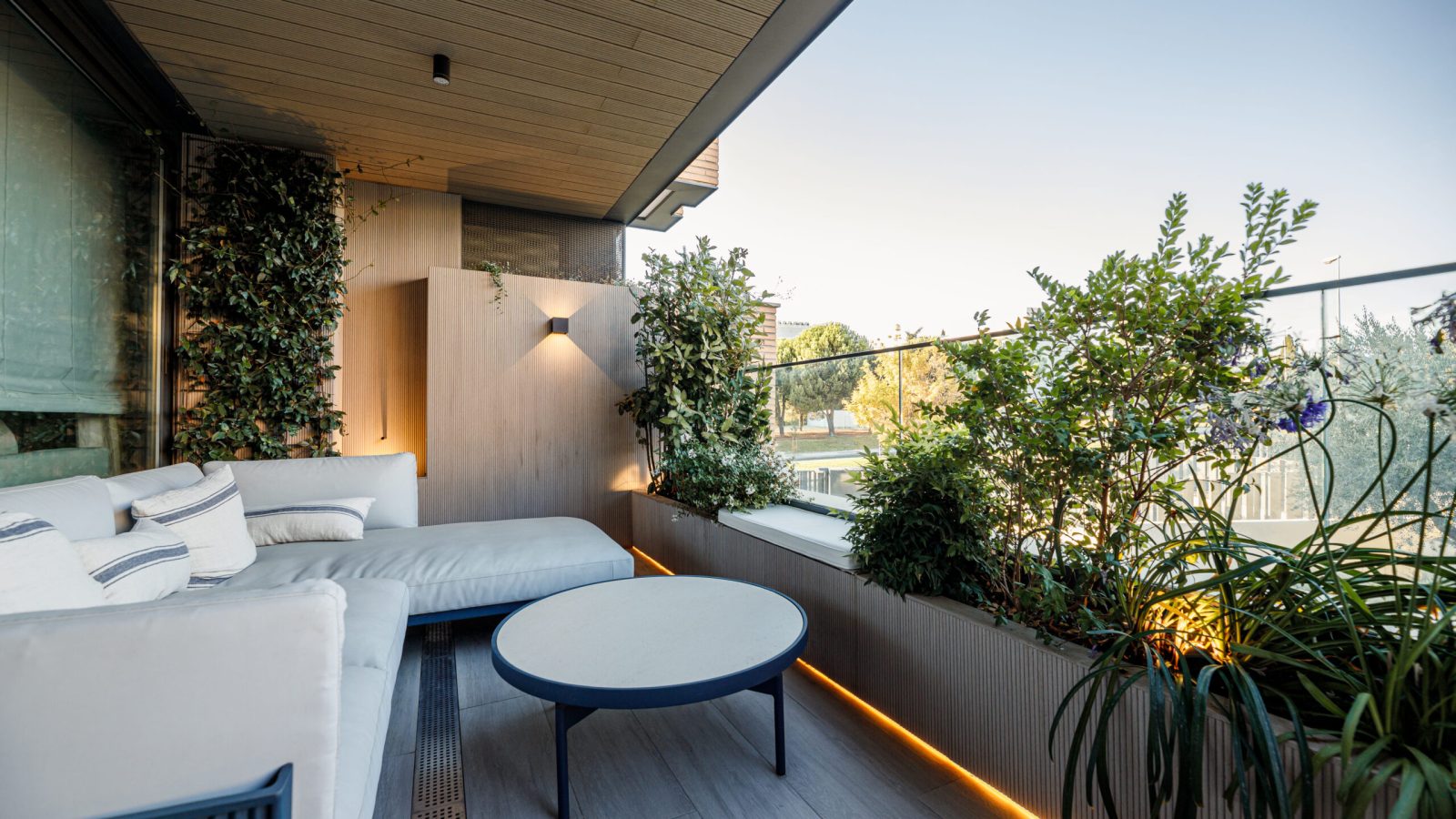 terraza-sofa-modular-mesa-centro-trepadora-jardinera-led-majadahonda