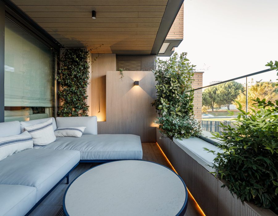 terraza-sofa-panel-lamas-aplique-trepadora-jardinera-majadahonda