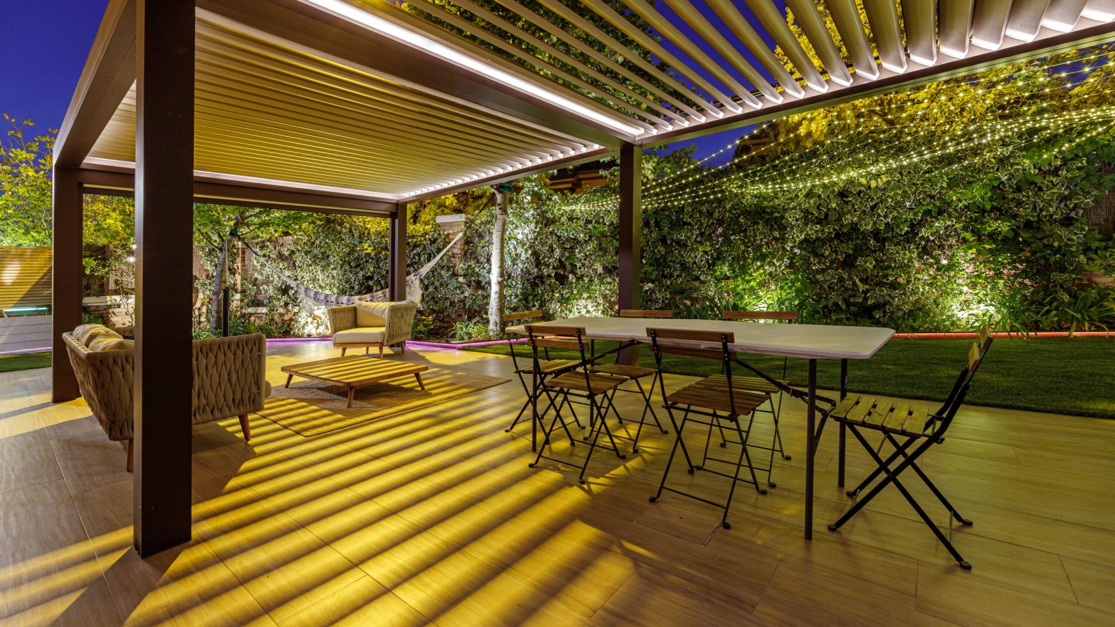 zona-estar-pergola-lamas-sillones-cuerda-luces-noche-madrid